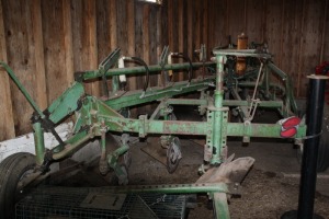Oliver 5-16" furrow plow w/ auto resets