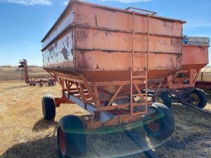 *Minnesota Gravity grain box on HD 4-wheel wagon